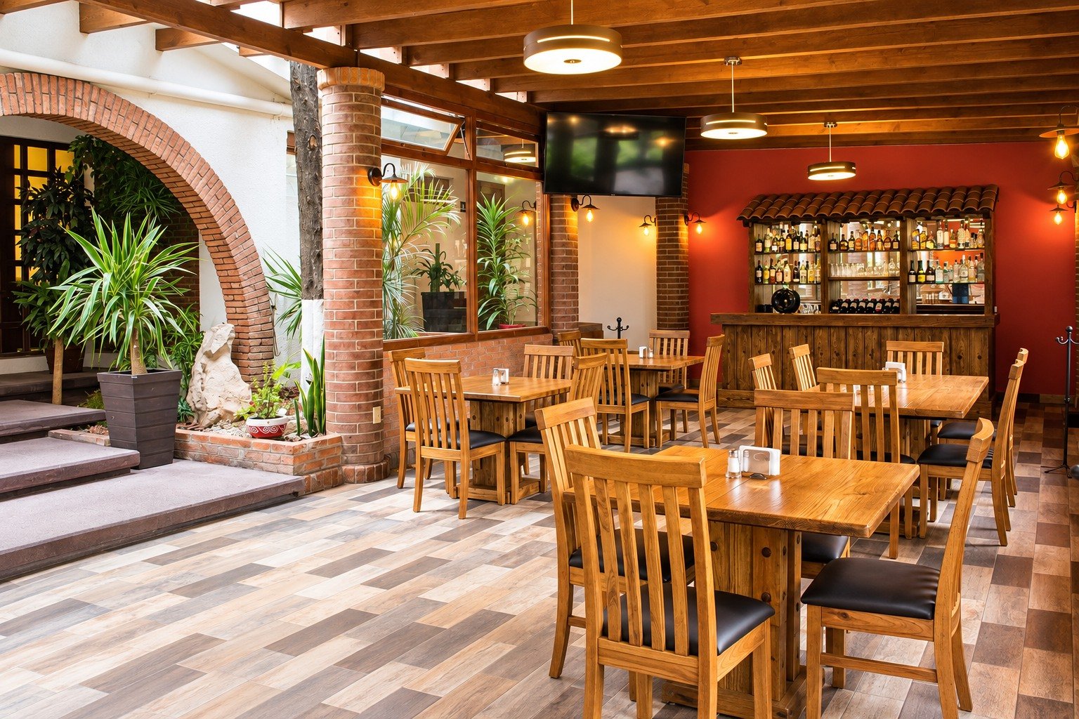 Mesas y barra del restaurante QUINTA